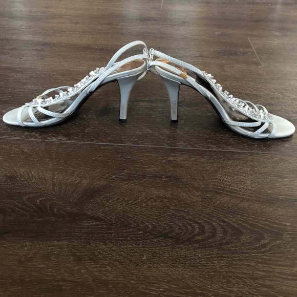 New York Transit Silver Heels | Size 5 - Picture 4 of 9